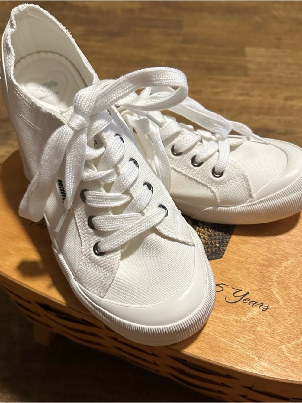 ROCKET DOG TENNIS SHOES WOMENS 9 LIKE NEW